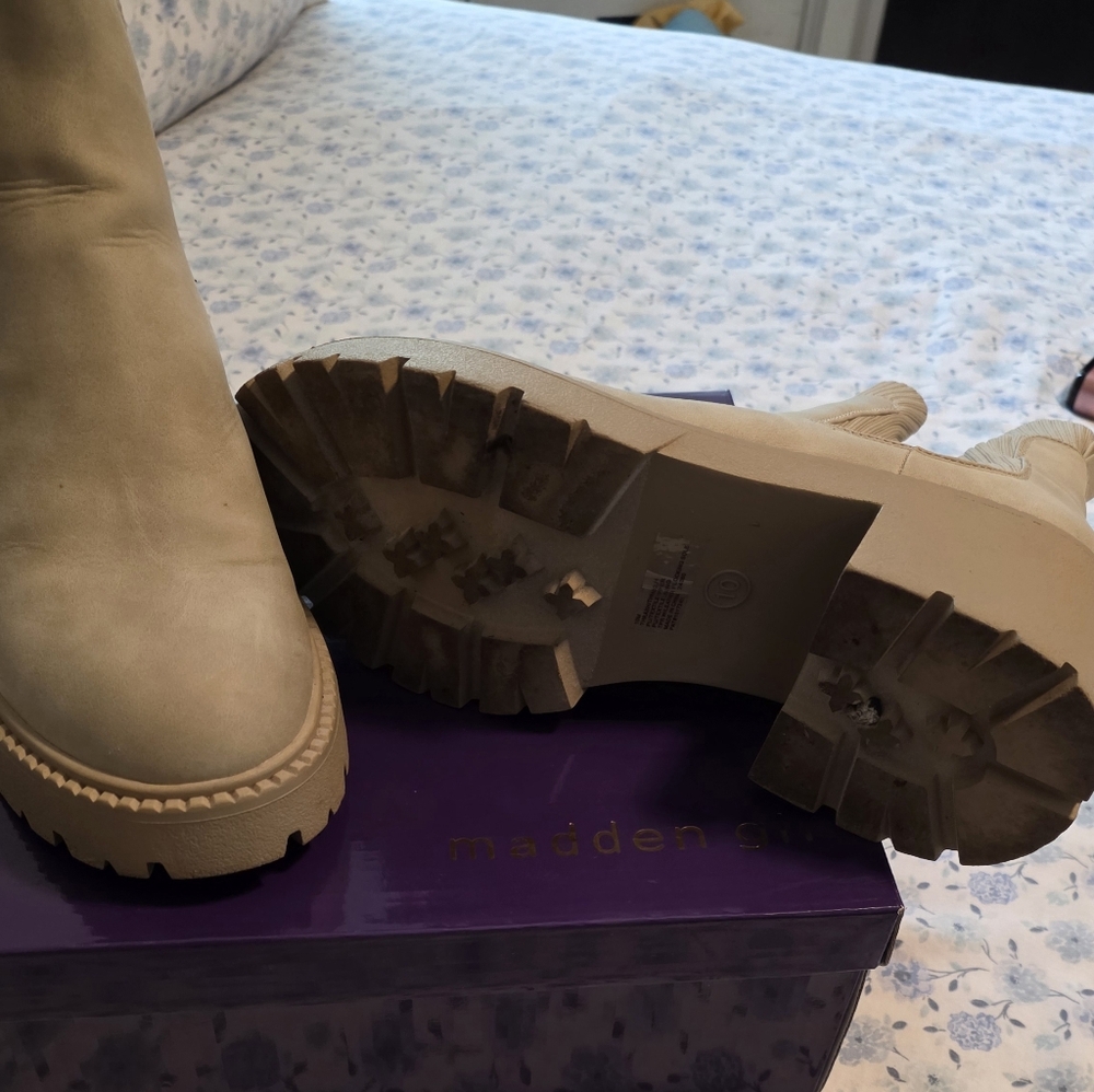 Boots - Picture 4 of 4